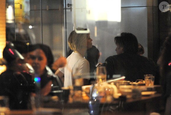 Charlize Theron et son compagnon Sean Penn vont dîner au restaurant avec des amis à Londres, le 26 mai 2014.