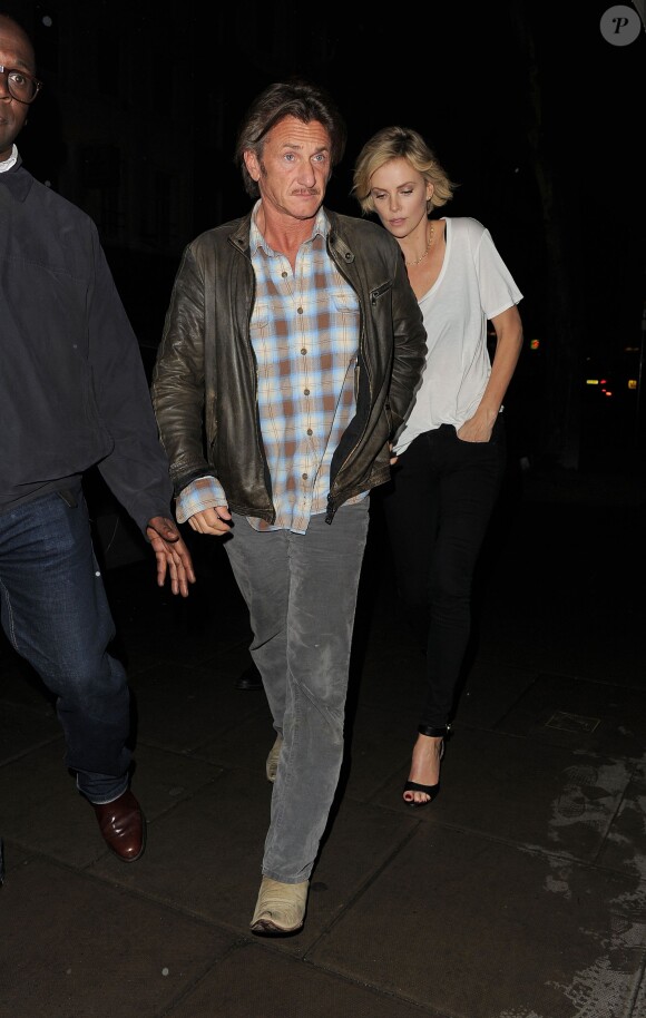 Charlize Theron et son compagnon Sean Penn vont dîner au restaurant avec des amis à Londres, le 26 mai 2014.