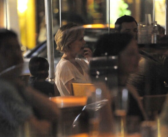 Charlize Theron et son compagnon Sean Penn vont dîner au restaurant avec des amis à Londres, le 26 mai 2014.