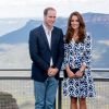 Kate Middleton en visite dans les Montagnes bleues, en Australie, le 17 avril 2014 avec le prince William. Sa robe Diane von Furstenberg lui a joué un sale tour...