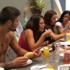 Petit-déjeuner en terrasse - "Les Marseillais à Rio" sur W9. Episode du 28 mai 2014.