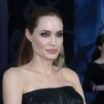  Angelina Jolie dans une robe Versace - Avant-premi&egrave;re du film "Mal&eacute;fique" &agrave; Los Angeles le 28 mai 2014 