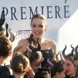  Angelina Jolie face &agrave; ses fans - Avant-premi&egrave;re du film "Mal&eacute;fique" &agrave; Los Angeles le 28 mai 2014 