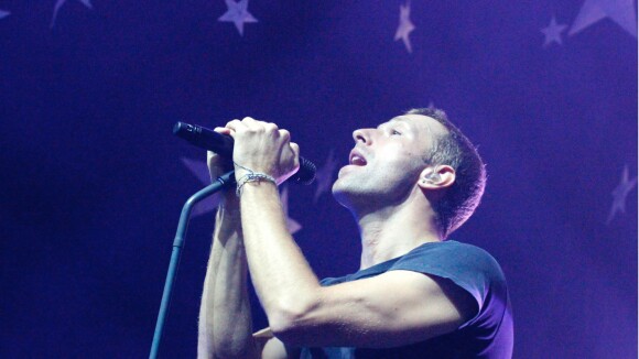 Chris Martin, célibataire mais pas déprimé, brille avec Coldplay à Paris