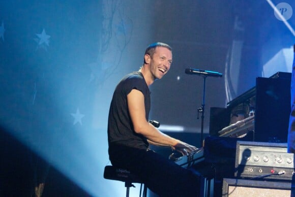 Chris Martin radieux pendant son concert au Casino de Paris le 28 mai 2014.