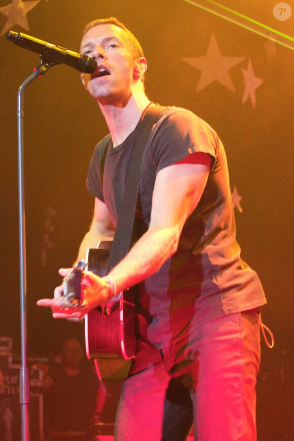 Chris Martin pendant le concert de Coldplay au Casino de Paris le 28 mai 2014.
