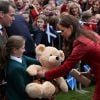 Kate Middleton, pour son premier engagement officiel depuis son retour d'Australie un mois plus tôt, a reçu un accueil vibrant et riche en cadeaux, en visite avec William à Crieff, dans la région de Strathearn dont ils sont comte et comtesse, en Ecosse, le 29 mai 2014.