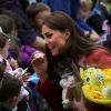 Kate Middleton, pour son premier engagement officiel depuis son retour d'Australie un mois plus tôt, a reçu un accueil vibrant et riche en cadeaux, en visite avec William à Crieff, dans la région de Strathearn dont ils sont comte et comtesse, en Ecosse, le 29 mai 2014.