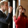 Kate Middleton et le prince William, connus comme la comtesse et le comte de Strathearn en Ecosse, n'ont pas pu résister à une dégustation de whisky lors de leur visite à la distillerie The Famous Grouse, à Crieff, le 29 mai 2014
