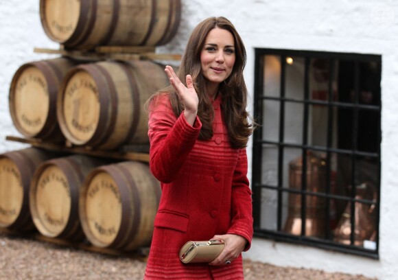 Rien de tel qu'un manteau à 2000 euros pour protéger sa dignité ! Kate Middleton et le prince William, connus comme la comtesse et le comte de Strathearn en Ecosse, ont visité la distillerie The Famous Grouse, à Crieff, le 29 mai 2014