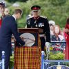 Sous les yeux de Kate Middleton, le prince William dévoile une plaque au MacRosty Park de Crieff, le 29 mai 2014, en Ecosse, où le duc et la duchesse de Cambridge sont connus comme le comte et la comtesse de Strathearn