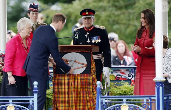 Sous les yeux de Kate Middleton, le prince William dévoile une plaque au MacRosty Park de Crieff, le 29 mai 2014, en Ecosse, où le duc et la duchesse de Cambridge sont connus comme le comte et la comtesse de Strathearn