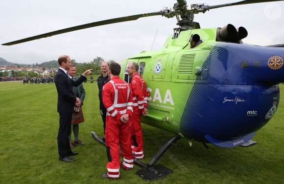 Le prince William, comte de Strathearn en Ecosse, en discussion avec des pilotes des ambulances aériennes écossaises, le 29 mai 2014 à Crieff. Le duc de Cambridge se verrait bien embrasser ce métier pour le compte d'East Anglia's Children Hospices, que parraine son épouse Kate Middleton.