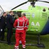 Le prince William, comte de Strathearn en Ecosse, en discussion avec des pilotes des ambulances aériennes écossaises, le 29 mai 2014 à Crieff. Le duc de Cambridge se verrait bien embrasser ce métier pour le compte d'East Anglia's Children Hospices, que parraine son épouse Kate Middleton.