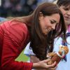 Et encore un cadeau pour le prince George ! Kate Middleton et le prince William, connus comme la comtesse et le comte de Strathearn en Ecosse, ont visité le Strathearn Community Campus, à Crieff, le 29 mai 2014