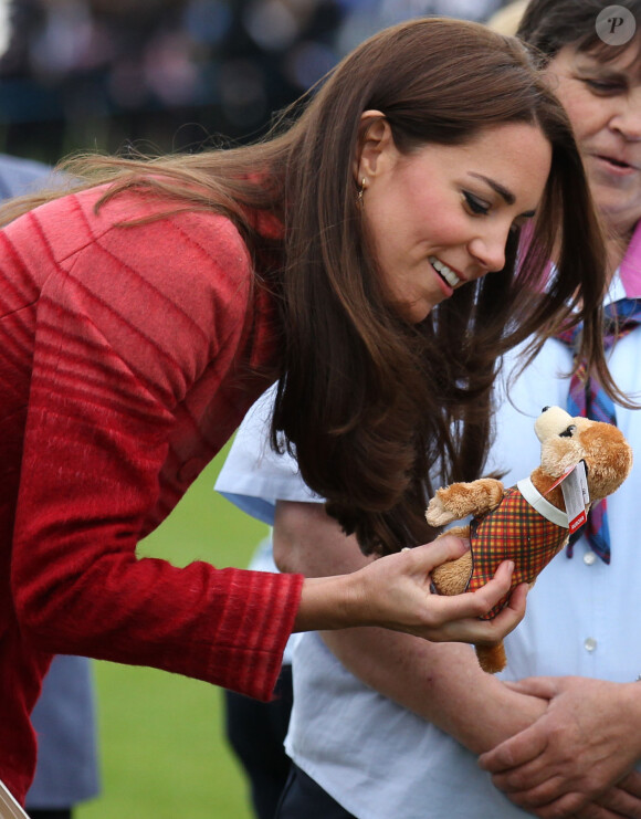 Et encore un cadeau pour le prince George ! Kate Middleton et le prince William, connus comme la comtesse et le comte de Strathearn en Ecosse, ont visité le Strathearn Community Campus, à Crieff, le 29 mai 2014