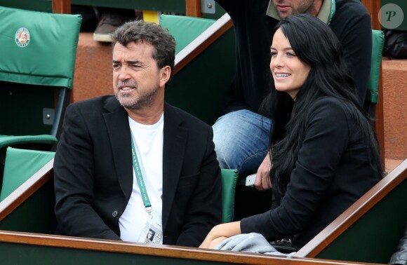 Arnaud Lagardère et sa femme Jade Foret lors des Internationaux de France à Roland-Garros à Paris, le 29 mai 2014