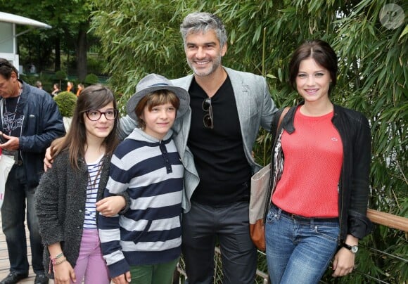 François Vincentelli entouré de ses enfants (Ange et Lucie) et de sa compagne Alice Dufour lors des Internationaux de France à Roland-Garros à Paris, le 29 mai 2014