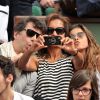 Karine Le Marchand, sa fille Alya et Stéphane Plaza à Roland-Garros lors du cinquième jour des Internationaux de France à Paris le 29 mai 2014