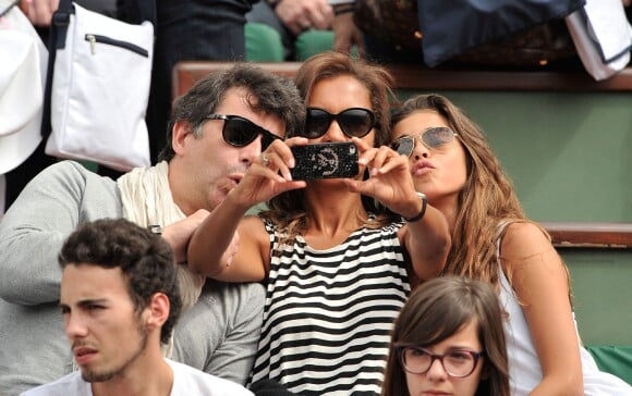 Karine Le Marchand, sa fille Alya et Stéphane Plaza à Roland-Garros lors du cinquième jour des Internationaux de France à Paris le 29 mai 2014