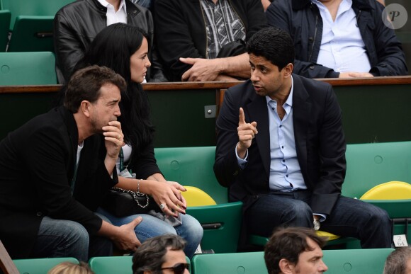 Arnaud Lagardère son épouse Jade Foret et Nasser Al-Khelaifi à Roland-Garros lors du cinquième jour des Internationaux de France à Paris le 29 mai 2014