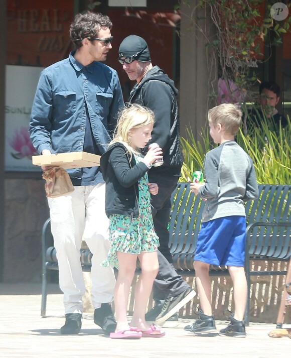 Exclusif - Rupert Sanders emmène ses enfants Tennyson et Skyla déjeuner dehors à Malibu, le 26 avril 2014.