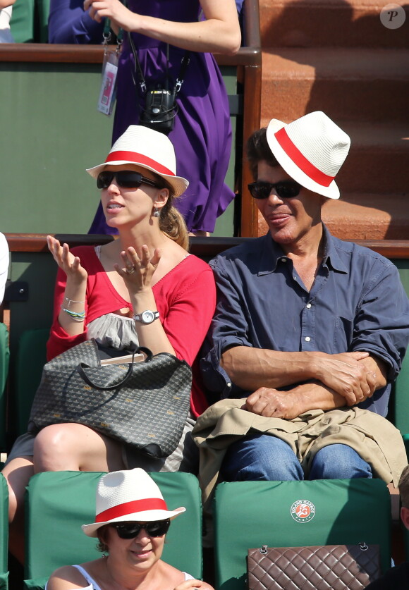 Igor Bogdanoff et Amélie de Bourbon Parme, enceinte, assistent lors du match entre Rafael Nadal et Leonardo Mayer aux Internationaux de France de tennis de Roland Garros à Paris, le 31 mai 2014.