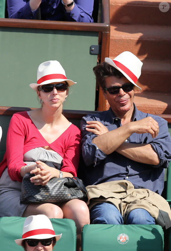 Igor Bogdanoff et sa femme Amélie de Bourbon Parme, enceinte, assistent lors du match entre Rafael Nadal et Leonardo Mayer aux Internationaux de France de tennis de Roland Garros à Paris, le 31 mai  2014.