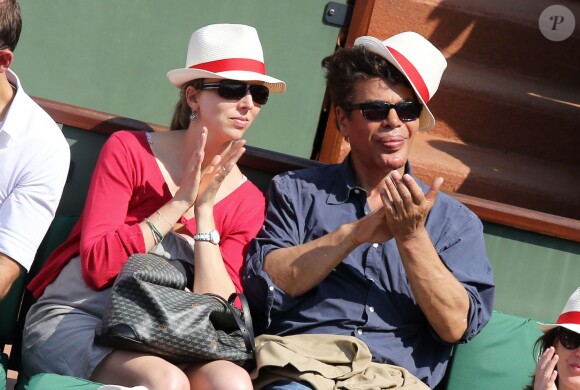 Igor Bogdanoff et sa femme Amélie de Bourbon Parme, enceinte, assistent lors du match entre Rafael Nadal et Leonardo Mayer aux Internationaux de France de tennis de Roland Garros à Paris, le 31 mai  2014.