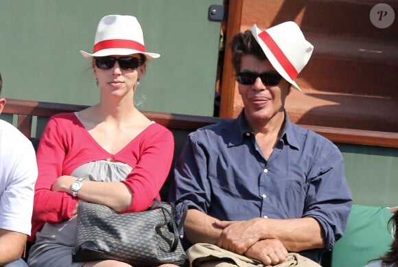 Igor Bogdanoff et sa femme Amélie de Bourbon Parme, enceinte, assistent lors du match entre Rafael Nadal et Leonardo Mayer aux Internationaux de France de tennis de Roland Garros à Paris, le 31 mai  2014.