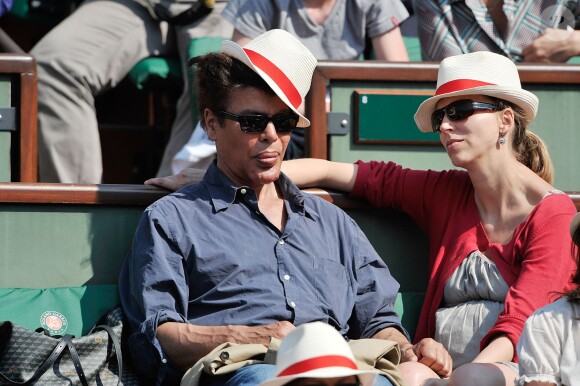 Igor Bogdanoff et sa femme Amélie de Bourbon Parme, enceinte, assistent lors du match entre Rafael Nadal et Leonardo Mayer aux Internationaux de France de tennis de Roland Garros à Paris, le 31 mai  2014.