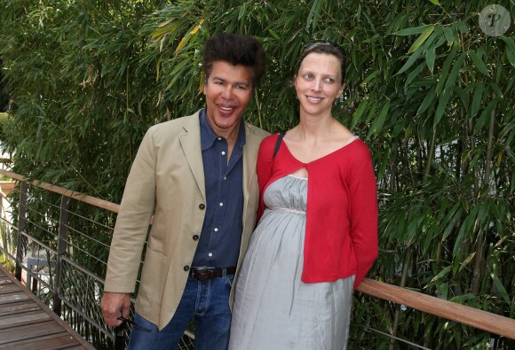Igor Bogdanoff et sa femme Amélie de Bourbon Parme, enceinte, posent au village des Internationaux de tennis de Roland Garros à Paris, le 31 mai  2014.