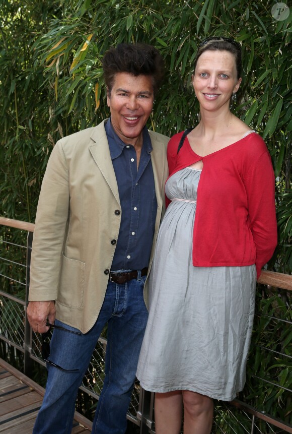 Igor Bogdanoff et sa femme Amélie de Bourbon Parme, enceinte, posent au village des Internationaux de tennis de Roland Garros à Paris, le 31 mai  2014.