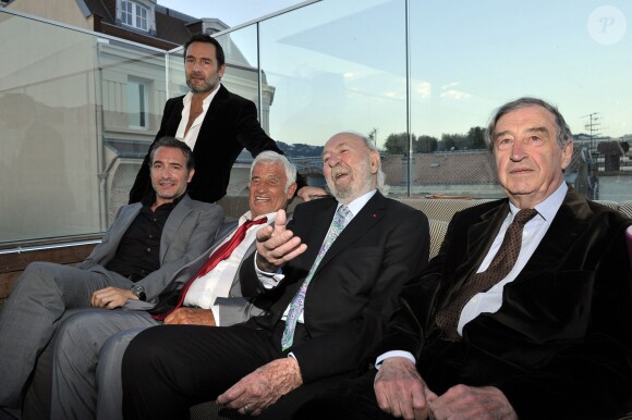Gilles Lellouche, Jean Dujardin, Jean Paul Belmondo, Jean-Pierre Marielle et Pierre Vernier participent à la soirée de Gala caritative au profit de l'association "Des Cantines Scolaires pour les Enfants du Sahel" à Cannes au Five Seas Hotel, le 31 mai 2014.