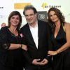 Raphaël Mezrahi et les attachées de presse de la soirée, Rebecca Attia (à gauche) et Karine Anicet participent à la soirée de Gala caritative au profit de l'association "Des Cantines Scolaires pour les Enfants du Sahel" à Cannes au Five Seas Hotel, le 31 mai 2014.