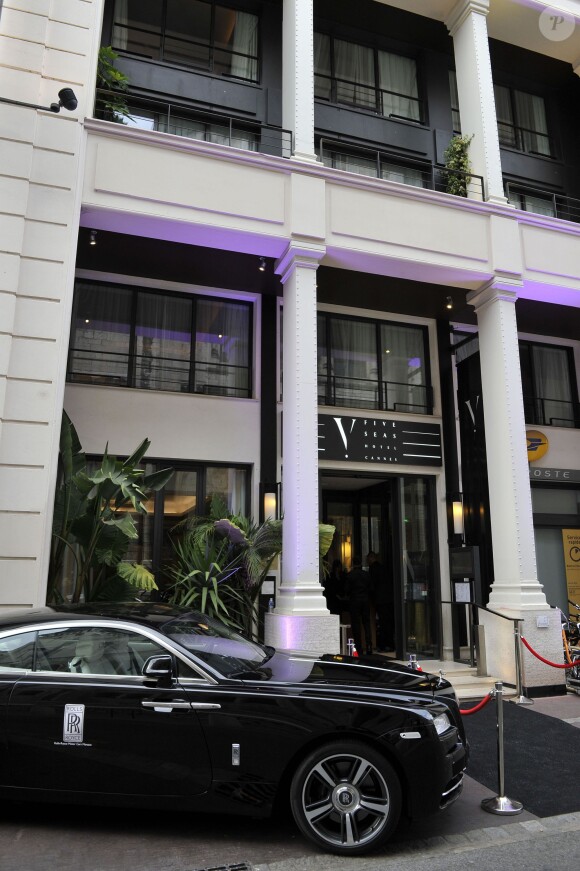 Une vue général de l'hôtel Five Seas Hotel où se déroule la soirée de Gala caritative au profit de l'association "Des Cantines Scolaires pour les Enfants du Sahel" à Cannes, le 31 mai 2014. C'est Nicole Ponsot, la présidente de l'association et propriétaire de Five Seas Hotel qui cette année a organisé un diner de gala pour 150 invités afin de récolter des fonds pour les enfants du village de Bir-Tiddeye au Niger. C'est le chef étoilé du restaurant de l'hotel, le Sea Sens Arnaud Tabarec qui est aux fourneaux et le jeune champion du monde de patisserie Jerome Oliveira qui a eu la charge du dessert. L'acteur français Jean Paul Belmondo a accepté d'être le parrain de cette soirée et présidera l'événement aux côtés de l'ambassadeur du Niger en France son Excellence Monsieur Abderahamane Mayaki. Jean Paul est entouré par ses compères de toujours à l'écran comme Jean Pierre Marielle, Charles Gérard ou Pierre Vernier, quelques amis sportifs comme les anciens footballeurs Luis Fernandez, Bruno Bellone ou l'ancien boxeur Acaries et la nouvelle génération d'acteurs tels que Jean Dujardin, Gilles Lellouche, d'humoristes comme Jean Marie Bigard, Laurent Gerra ou Raphael Mezrahi, la chanteuse Lorie, le délégué général du Festival de Cannes, Thierry Frémaux, le réalisateur Jeff Domenech, (c'est lui qui a réalisé le film documentaire sur 'Bebel' qui fut projeté lors de l'hommage du FIF à l'acteur en 2012). Une soirée ponctuée par une vente aux enchères très animée, avec une participation active de Bigard ou Lellouche, et des "Boeufs" ou Laurent Gerra, Jean Pierre Marielle et même Thierry Frémaux ont monopolisé le micro.31/05/2014 - Cannes