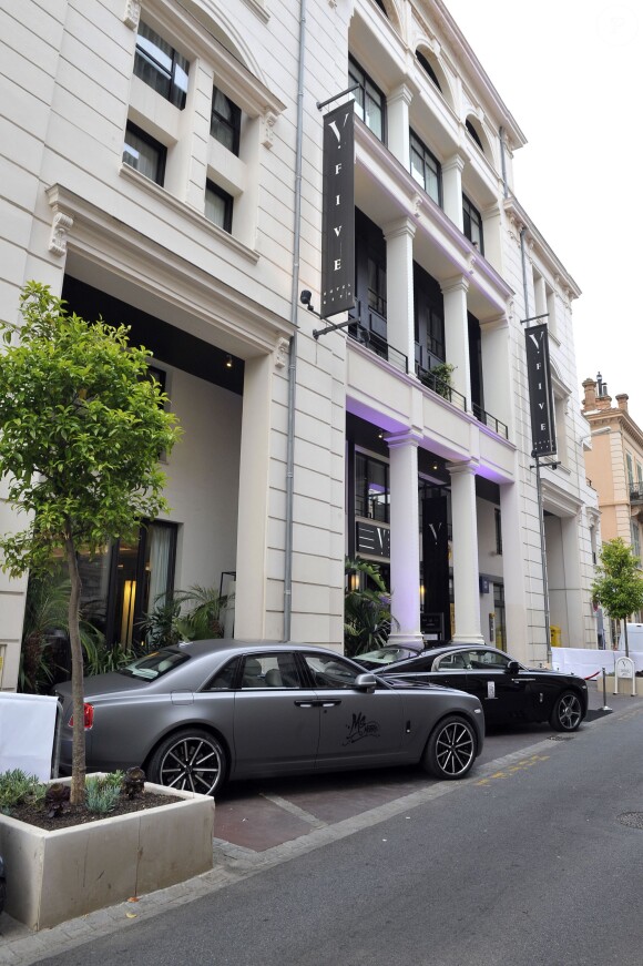 Une vue général de l'hôtel Five Seas Hotel où se déroule la soirée de Gala caritative au profit de l'association "Des Cantines Scolaires pour les Enfants du Sahel" à Cannes, le 31 mai 2014. C'est Nicole Ponsot, la présidente de l'association et propriétaire de Five Seas Hotel qui cette année a organisé un diner de gala pour 150 invités afin de récolter des fonds pour les enfants du village de Bir-Tiddeye au Niger. C'est le chef étoilé du restaurant de l'hotel, le Sea Sens Arnaud Tabarec qui est aux fourneaux et le jeune champion du monde de patisserie Jerome Oliveira qui a eu la charge du dessert. L'acteur français Jean Paul Belmondo a accepté d'être le parrain de cette soirée et présidera l'événement aux côtés de l'ambassadeur du Niger en France son Excellence Monsieur Abderahamane Mayaki. Jean Paul est entouré par ses compères de toujours à l'écran comme Jean Pierre Marielle, Charles Gérard ou Pierre Vernier, quelques amis sportifs comme les anciens footballeurs Luis Fernandez, Bruno Bellone ou l'ancien boxeur Acaries et la nouvelle génération d'acteurs tels que Jean Dujardin, Gilles Lellouche, d'humoristes comme Jean Marie Bigard, Laurent Gerra ou Raphael Mezrahi, la chanteuse Lorie, le délégué général du Festival de Cannes, Thierry Frémaux, le réalisateur Jeff Domenech, (c'est lui qui a réalisé le film documentaire sur 'Bebel' qui fut projeté lors de l'hommage du FIF à l'acteur en 2012). Une soirée ponctuée par une vente aux enchères très animée, avec une participation active de Bigard ou Lellouche, et des "Boeufs" ou Laurent Gerra, Jean Pierre Marielle et même Thierry Frémaux ont monopolisé le micro.31/05/2014 - Cannes