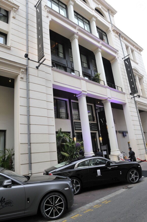 Une vue général de l'hôtel Five Seas Hotel où se déroule la soirée de Gala caritative au profit de l'association "Des Cantines Scolaires pour les Enfants du Sahel" à Cannes, le 31 mai 2014. C'est Nicole Ponsot, la présidente de l'association et propriétaire de Five Seas Hotel qui cette année a organisé un diner de gala pour 150 invités afin de récolter des fonds pour les enfants du village de Bir-Tiddeye au Niger. C'est le chef étoilé du restaurant de l'hotel, le Sea Sens Arnaud Tabarec qui est aux fourneaux et le jeune champion du monde de patisserie Jerome Oliveira qui a eu la charge du dessert. L'acteur français Jean Paul Belmondo a accepté d'être le parrain de cette soirée et présidera l'événement aux côtés de l'ambassadeur du Niger en France son Excellence Monsieur Abderahamane Mayaki. Jean Paul est entouré par ses compères de toujours à l'écran comme Jean Pierre Marielle, Charles Gérard ou Pierre Vernier, quelques amis sportifs comme les anciens footballeurs Luis Fernandez, Bruno Bellone ou l'ancien boxeur Acaries et la nouvelle génération d'acteurs tels que Jean Dujardin, Gilles Lellouche, d'humoristes comme Jean Marie Bigard, Laurent Gerra ou Raphael Mezrahi, la chanteuse Lorie, le délégué général du Festival de Cannes, Thierry Frémaux, le réalisateur Jeff Domenech, (c'est lui qui a réalisé le film documentaire sur 'Bebel' qui fut projeté lors de l'hommage du FIF à l'acteur en 2012). Une soirée ponctuée par une vente aux enchères très animée, avec une participation active de Bigard ou Lellouche, et des "Boeufs" ou Laurent Gerra, Jean Pierre Marielle et même Thierry Frémaux ont monopolisé le micro.31/05/2014 - Cannes