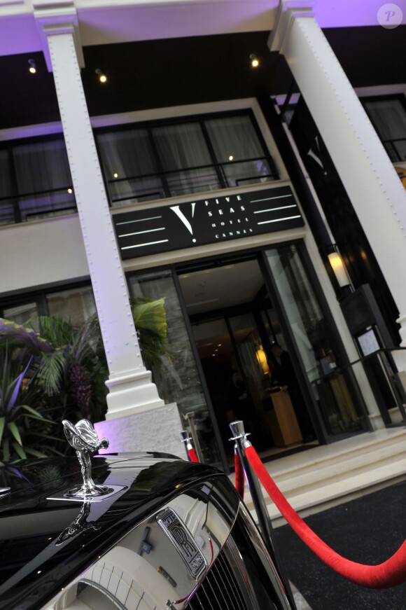 Une vue général de l'hôtel Five Seas Hotel où se déroule la soirée de Gala caritative au profit de l'association "Des Cantines Scolaires pour les Enfants du Sahel" à Cannes, le 31 mai 2014. C'est Nicole Ponsot, la présidente de l'association et propriétaire de Five Seas Hotel qui cette année a organisé un diner de gala pour 150 invités afin de récolter des fonds pour les enfants du village de Bir-Tiddeye au Niger. C'est le chef étoilé du restaurant de l'hotel, le Sea Sens Arnaud Tabarec qui est aux fourneaux et le jeune champion du monde de patisserie Jerome Oliveira qui a eu la charge du dessert. L'acteur français Jean Paul Belmondo a accepté d'être le parrain de cette soirée et présidera l'événement aux côtés de l'ambassadeur du Niger en France son Excellence Monsieur Abderahamane Mayaki. Jean Paul est entouré par ses compères de toujours à l'écran comme Jean Pierre Marielle, Charles Gérard ou Pierre Vernier, quelques amis sportifs comme les anciens footballeurs Luis Fernandez, Bruno Bellone ou l'ancien boxeur Acaries et la nouvelle génération d'acteurs tels que Jean Dujardin, Gilles Lellouche, d'humoristes comme Jean Marie Bigard, Laurent Gerra ou Raphael Mezrahi, la chanteuse Lorie, le délégué général du Festival de Cannes, Thierry Frémaux, le réalisateur Jeff Domenech, (c'est lui qui a réalisé le film documentaire sur 'Bebel' qui fut projeté lors de l'hommage du FIF à l'acteur en 2012). Une soirée ponctuée par une vente aux enchères très animée, avec une participation active de Bigard ou Lellouche, et des "Boeufs" ou Laurent Gerra, Jean Pierre Marielle et même Thierry Frémaux ont monopolisé le micro.31/05/2014 - Cannes