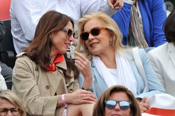 L'actrice Elsa Zylberstein et Sylvie Vartan  au tournoi de Roland-Garros à Paris, le 1er juin 2014. 