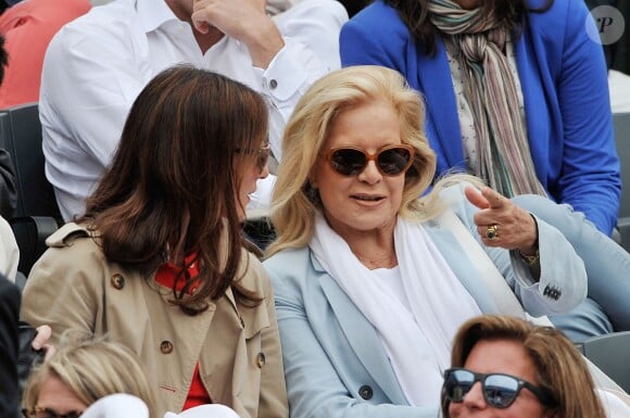 Elsa Zylberstein et la chanteuse Sylvie Vartan  au tournoi de Roland-Garros à Paris, le 1er juin 2014. 