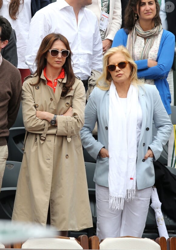 Dans les tribunes, Elsa Zylberstein et Sylvie Vartan  au tournoi de Roland-Garros à Paris, le 1er juin 2014. 