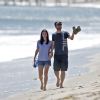 Exclusif - La jolie Courtney Cox et son petit-ami Johnny McDaid lors d'une balade romantique main dans la main sur la plage à Malibu, le 30 mai 2014.