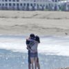 Exclusif - Courtney Cox et son petit-ami Johnny McDaid lors d'une balade romantique main dans la main sur la plage à Malibu, le 30 mai 2014.