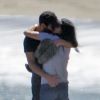Exclusif - Courtney Cox et son petit-ami Johnny McDaid lors d'une balade romantique main dans la main sur la plage à Malibu, le 30 mai 2014.