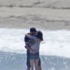 Exclusif - Courtney Cox et son petit-ami Johnny McDaid lors d'une balade romantique main dans la main sur la plage à Malibu, le 30 mai 2014.