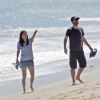 Exclusif - Courtney Cox et  Johnny McDaid lors d'une balade romantique main dans la main sur la plage à Malibu, le 30 mai 2014.