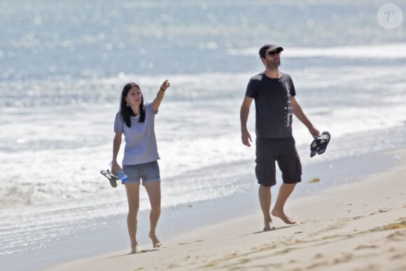 Exclusif - Courtney Cox et  Johnny McDaid lors d'une balade romantique main dans la main sur la plage à Malibu, le 30 mai 2014.