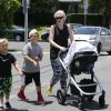Gwen Stefani et ses fils Zuma, Kingston et Apollo, en famille à Sherman Oaks. Los Angeles, le 1er juin 2014.