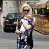 Gwen Stefani et son fils Apollo à Sherman Oaks. Los Angeles, le 1er juin 2014.